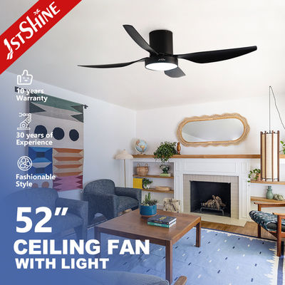Type d'éclairage LED Ventilateur de plafond intelligent avec moteur à courant continu léger économisant de l'énergie Lamelles métalliques et plastiques atténuées
