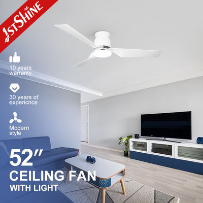 Ventilateur de plafond LED moderne à 5 vitesses avec un design de profil bas et des lames en plastique blanc