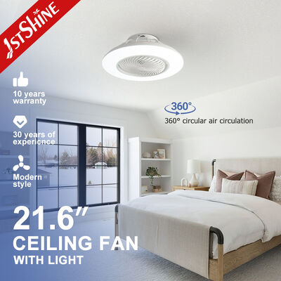 Ventilateur de plafond moderne pour chambre à coucher avec lumière et moteur DC, flux d'air rotatif à 360° et télécommande pour un refroidissement économe en énergie