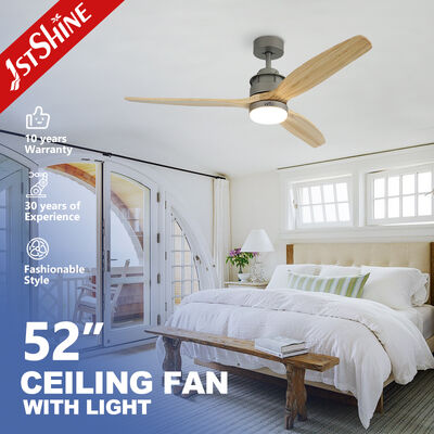 Bon prix Ventilateur de plafond de 52 pouces avec lumière et 3 lames en bois massif avec moteur CC silencieux et télécommande en ligne