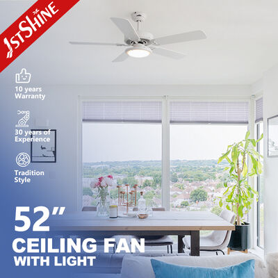 Bon prix Ventilateur de plafond blanc de 52 pouces avec éclairage LED et télécommande à 6 vitesses, doté de pales en MDF et d'un moteur CC En ligne